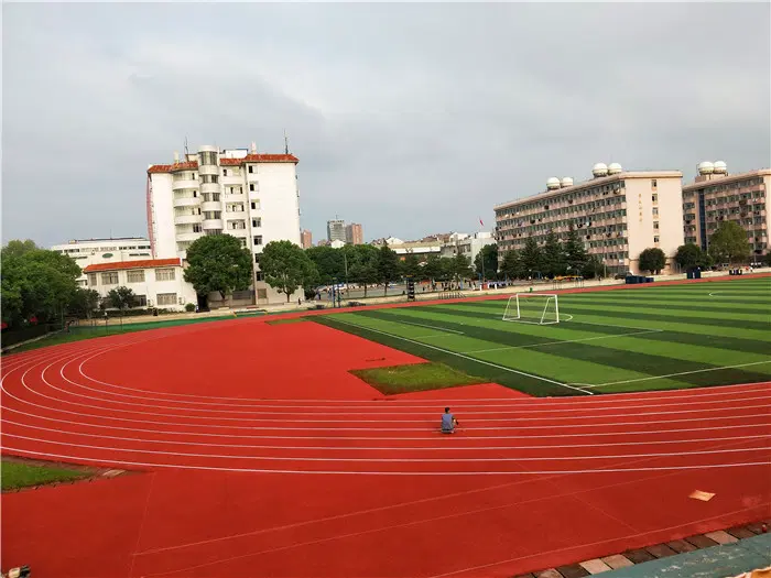 塑胶跑道半场