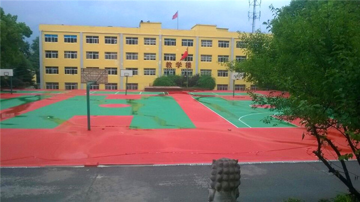 东湖光电学校篮球场